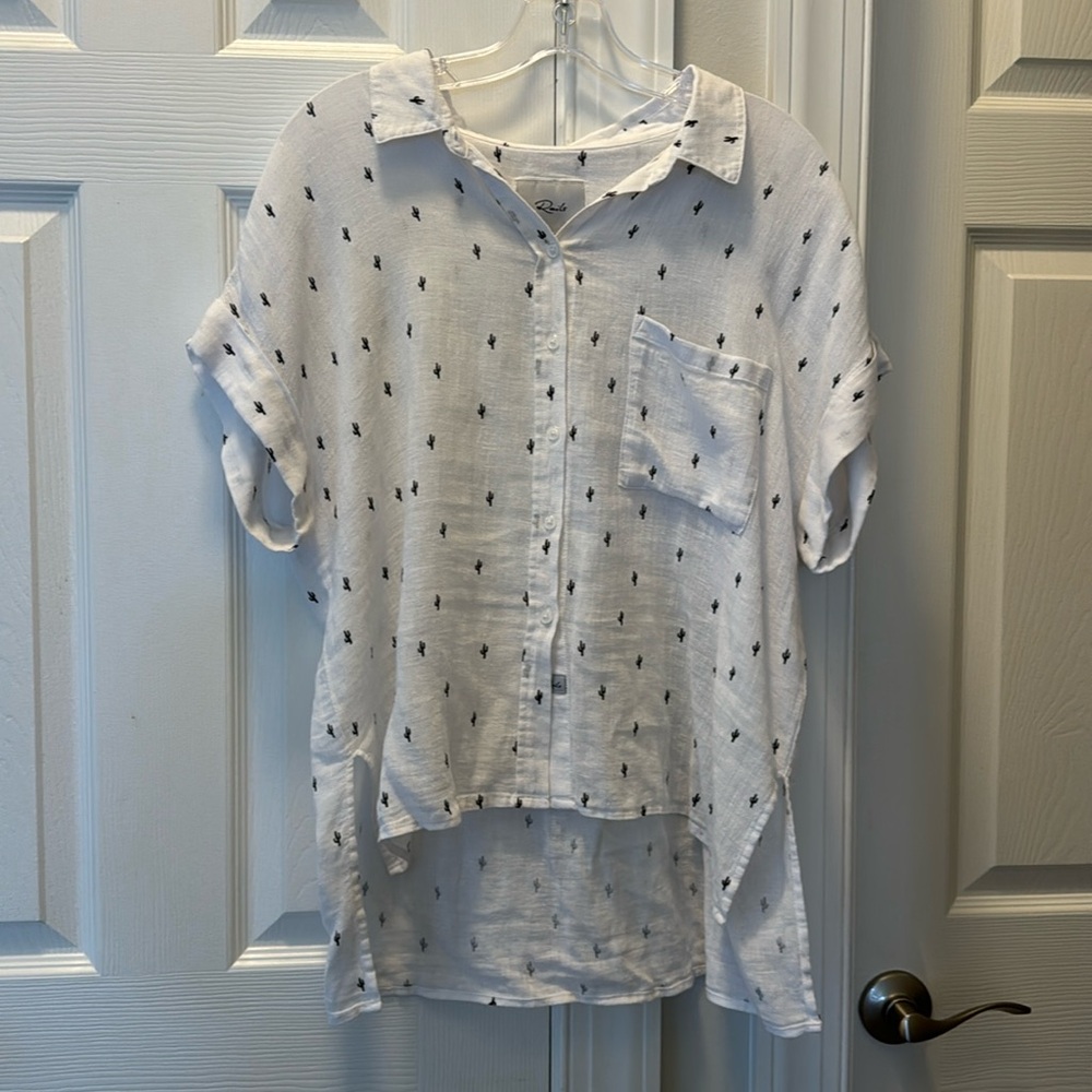 Rails button up top, size M